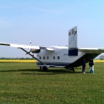 Pink Skyvan im Mai 2012 auf dem Flugplatz Böhlen