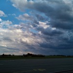 Wolken zum Fallschirmspringen ergeben ein perfektes Panorama